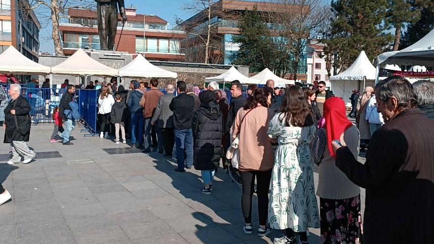 Düzce Trabzonlular Kültür ve Dayanışma Derneği tarafından geleneksel olarak yapılan 3. Hamsi Festivali'nin ikinci gününde Trabzon’un ünlü yemeği kuymak, vatandaşlara ikram edildi. Kuymaktan almak isteyenler uzun kuyruk oluşturdu. Düzce Anıtpark Meydanı'nda Trabzon kültürünün tanıtılması ve yaşatılması için 3 yıldır yapılan Düzce Hamsi Festivali’nin ikinci gününde katılanlara Trabzon’un ünlü yemeği kuymak ikram edildi. Beş bin kişilik hazırlanan kuymak, hazırlanan kocaman tencerede alana getirilerek, festivale gelen vatandaşlara ikram edildi. Kuymaktan almak isteyenler ise uzun kuyruklar oluşturdu. Festivalde ayrıca Düzce Belediyesi Mehter Takımı da mini konser verdi. Konsere vatandaşlar yoğun ilgi gösterirken, mehter takımının çaldığı marşlara da eşlik ettiler.