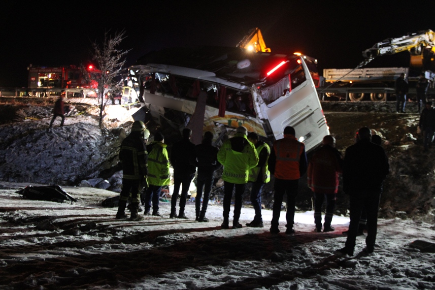Kayseri'de yolcu otobüsü şarampole devrildi: 4 ölü, 24 yaralı