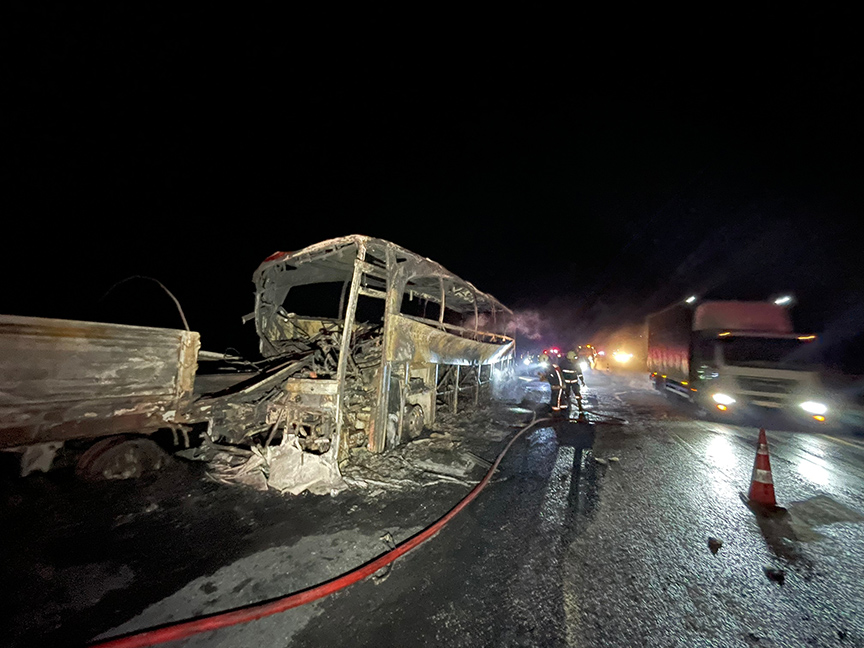 Mersin'de otobüs tıra çarptı! 3 kişi öldü, 23 kişi yaralandı