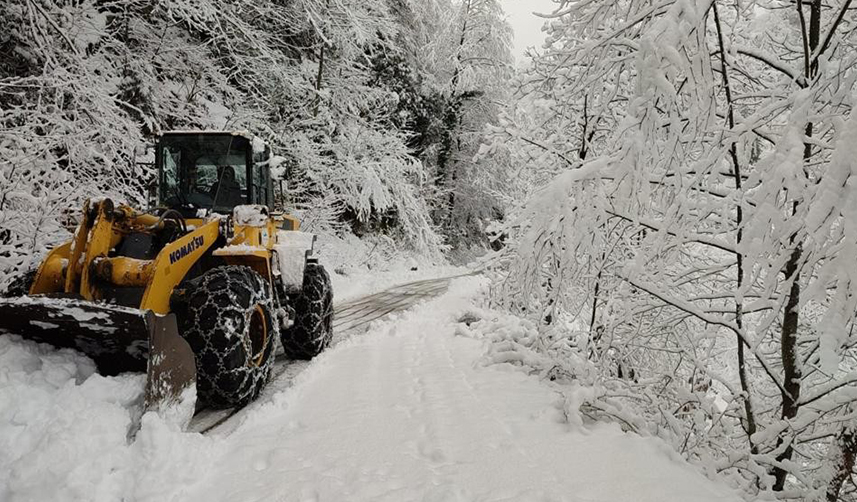 Rize'de yağan kar hayatı olumsuz etkiledi! 41 köy yolu ulaşıma kapandı