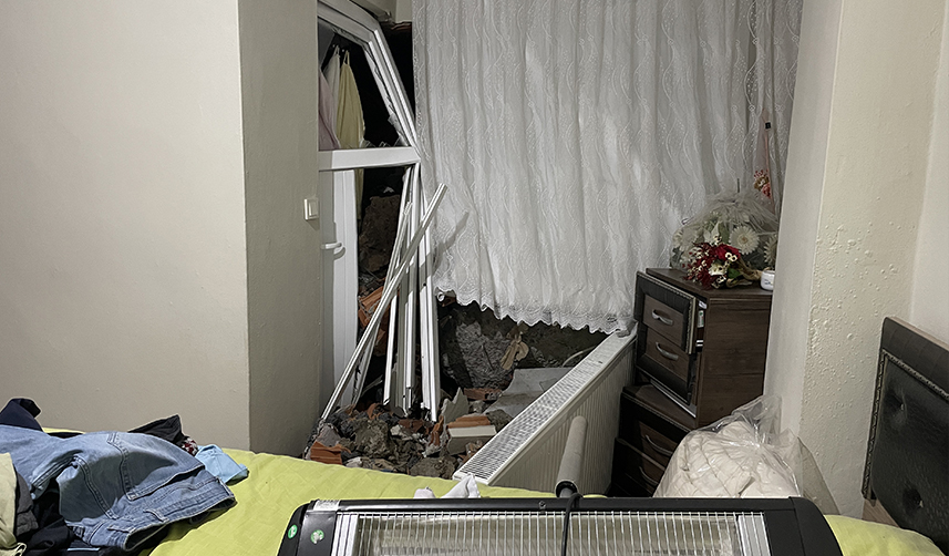 Samsun'da toprak kayması binaya zarar verdi! Yatak odası taşlarla doldu