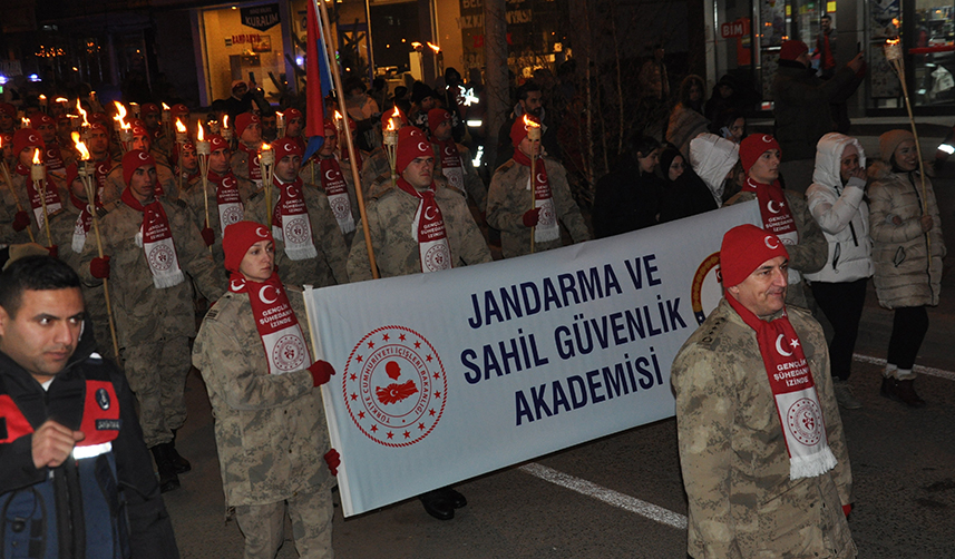 Sarıkamış şehitleri için Türkiye'nin farklı bölgelerinden geldiler! 10 binlerce kişi meşalelerle yürüdü