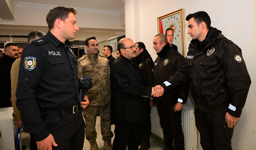 Trabzon Valisi Ustaoğlu, uygulama noktalarında görev başındaki personeli ziyaret etti