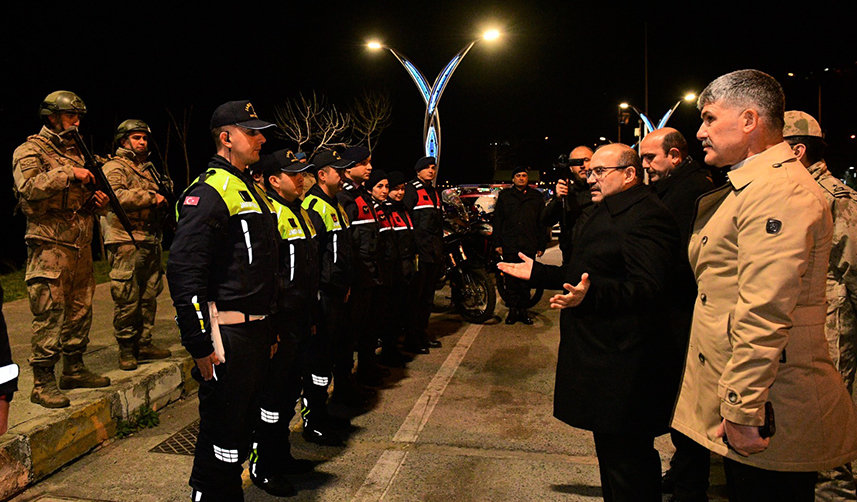 Trabzon Valisi Ustaoğlu, uygulama noktalarında görev başındaki personeli ziyaret etti