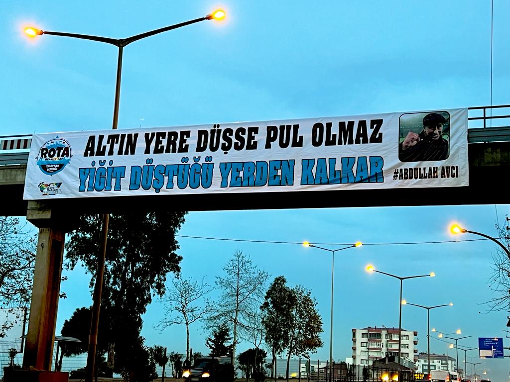 Trabzonspor taraftarından Abdullah Avcı’ya afişli destek
