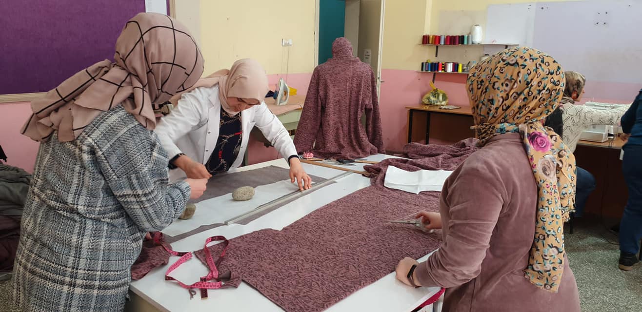 Artvin'de halk eğitim merkezlerinde depremzedeler için giysi üretiliyor