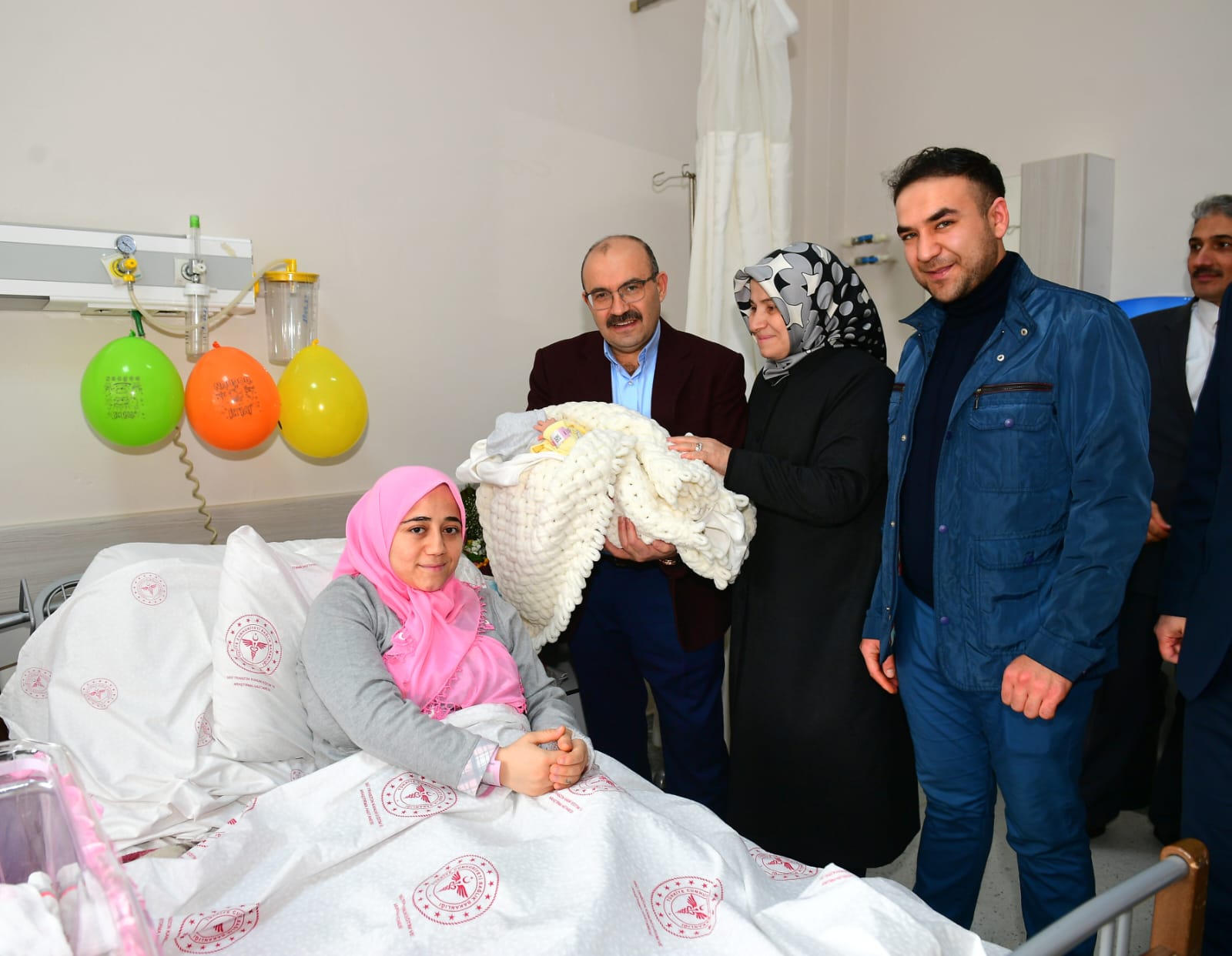 Depremzede iki ailenin bebekleri gözlerini Trabzon'da açtı