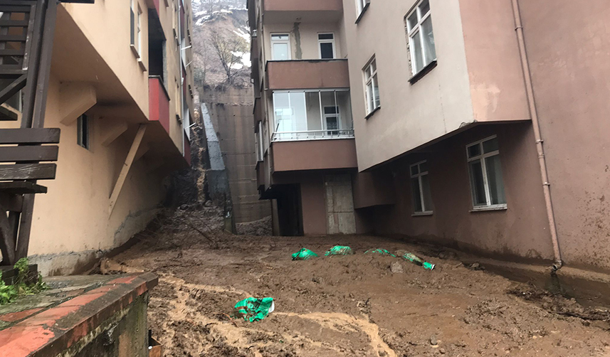 Artvin'de 2 bina heyelan nedeniyle tahliye edildi