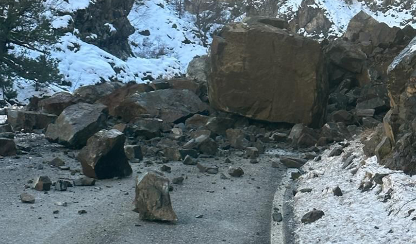 Artvin'de yola devrilen dev kaya parçaları ulaşımı engelledi