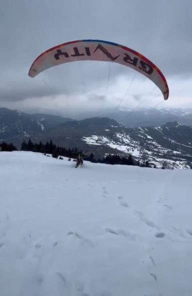 Artvin'de karlı dağların eteğinde yamaç paraşütü nefes kesti!