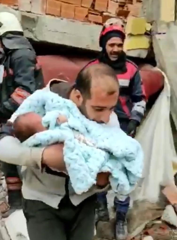 Trabzon İtfaiyesi 30 günlük depremzede bebeği böyle kurtardı!