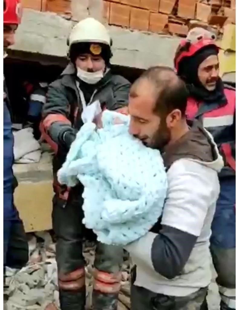 Trabzon İtfaiyesi 30 günlük depremzede bebeği böyle kurtardı!