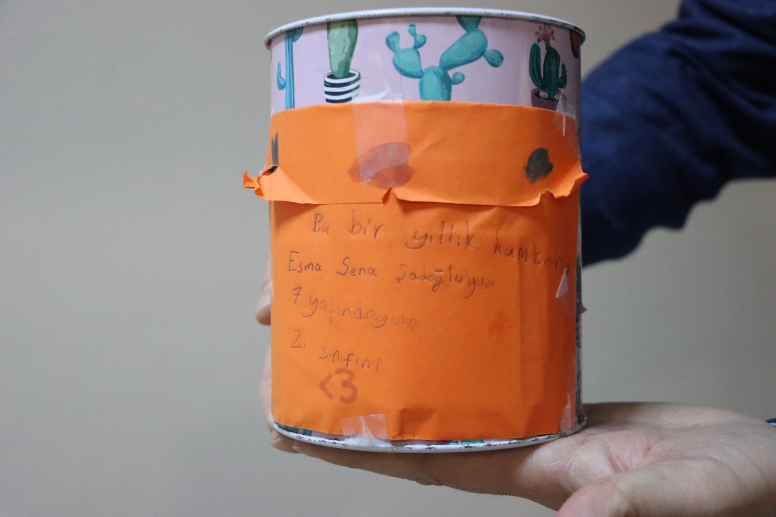 Rize'de 7 yaşındaki çocuk depremzede arkadaşları için kumbarasını bağışladı
