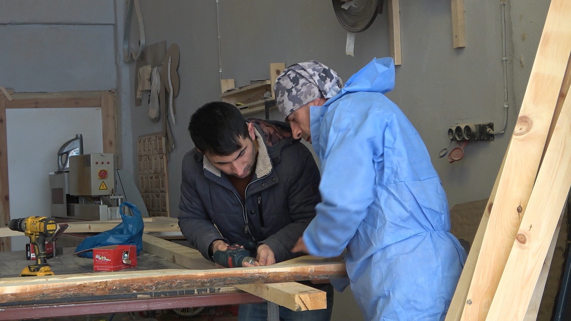 Gümüşhane'de depremzedeler için ahşap prefabrik ev üreten yardımseverler destek bekliyor