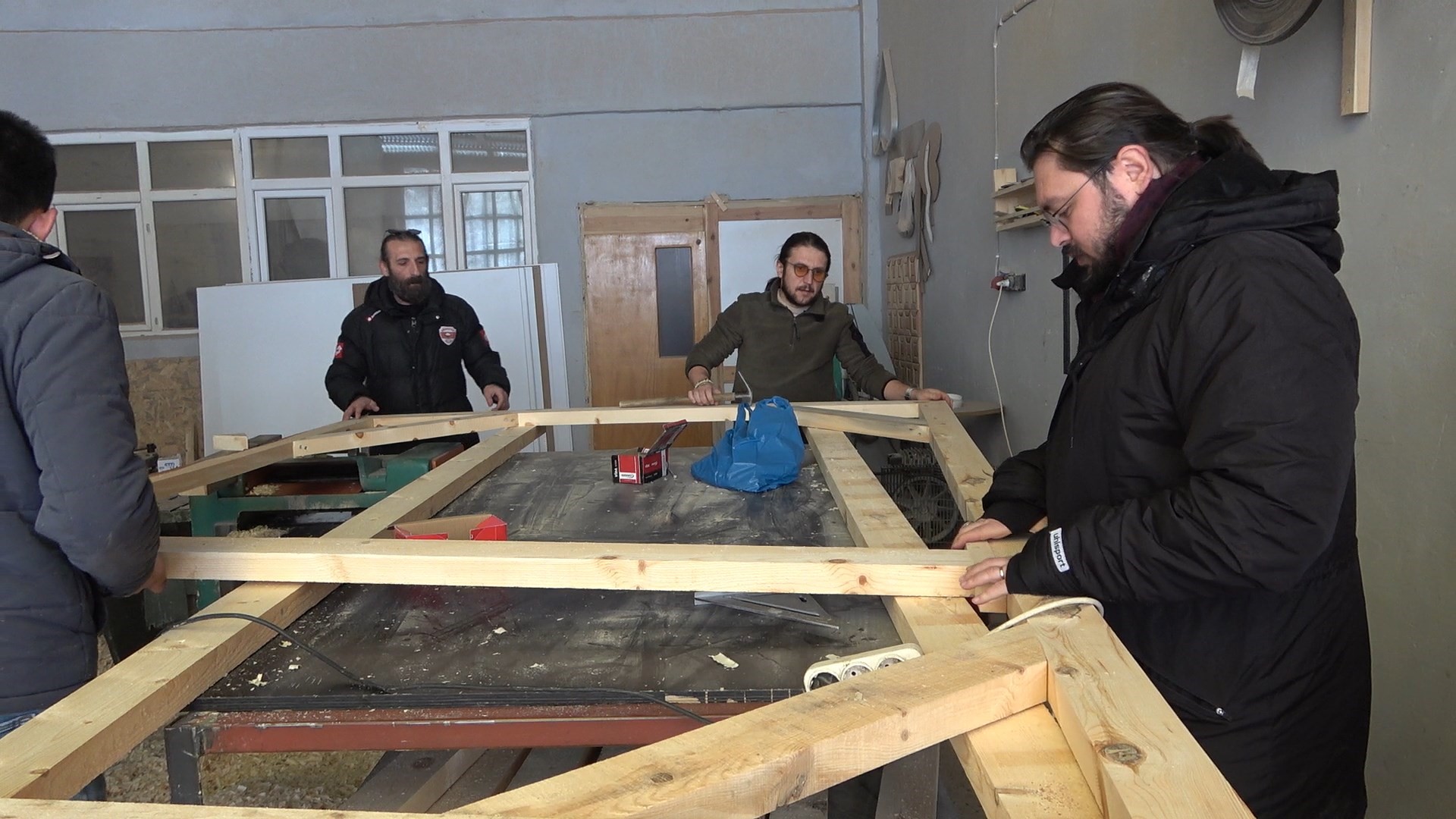 Gümüşhane'de depremzedeler için ahşap prefabrik ev üreten yardımseverler destek bekliyor