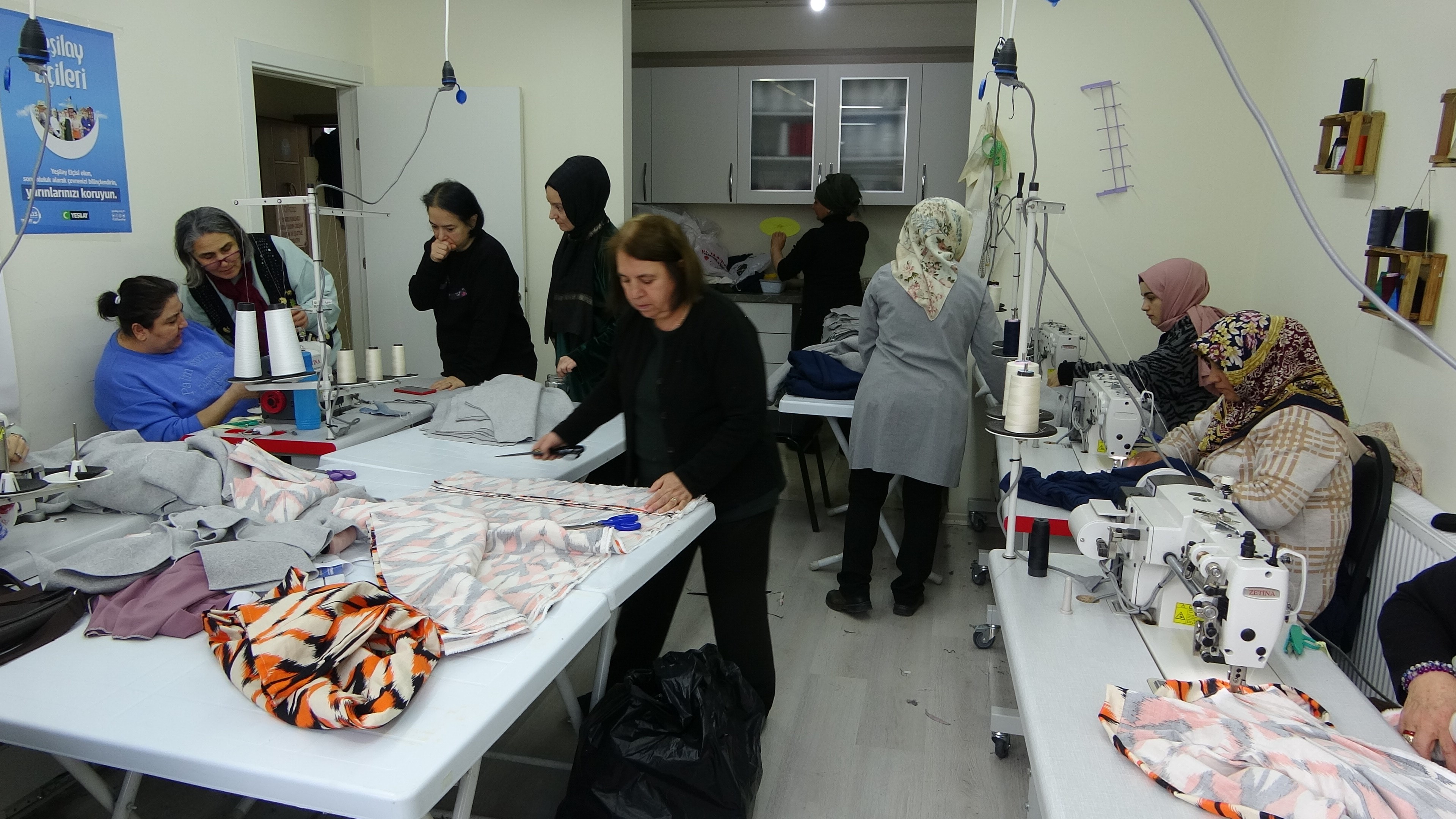 Trabzon'da depremzedeler içim hummalı çalışma! Kışlık kıyafet dokuyorlar 