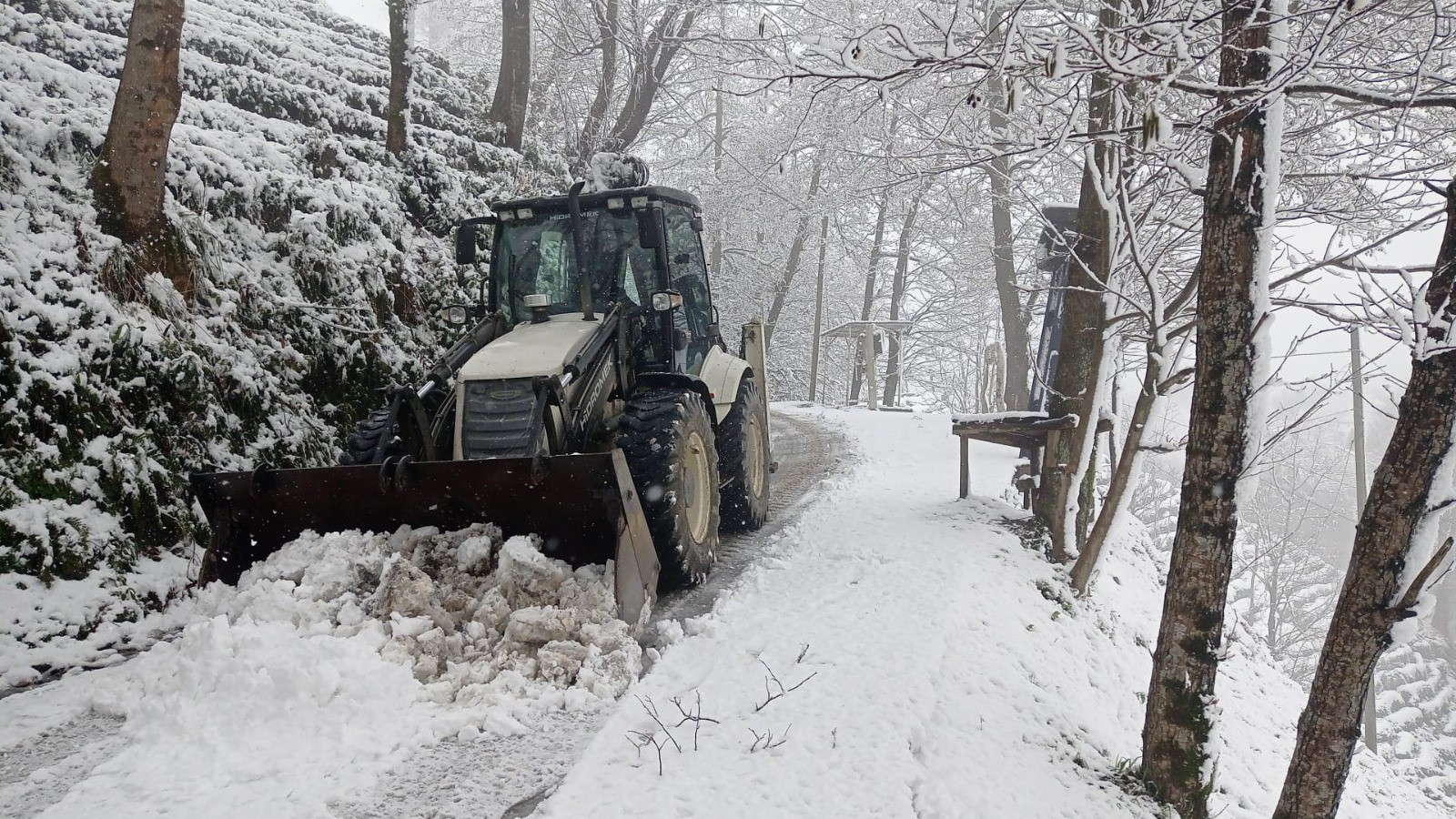 Rize'de kar yağışı etkili oldu! 26 köy yolu ulaşıma kapandı! 