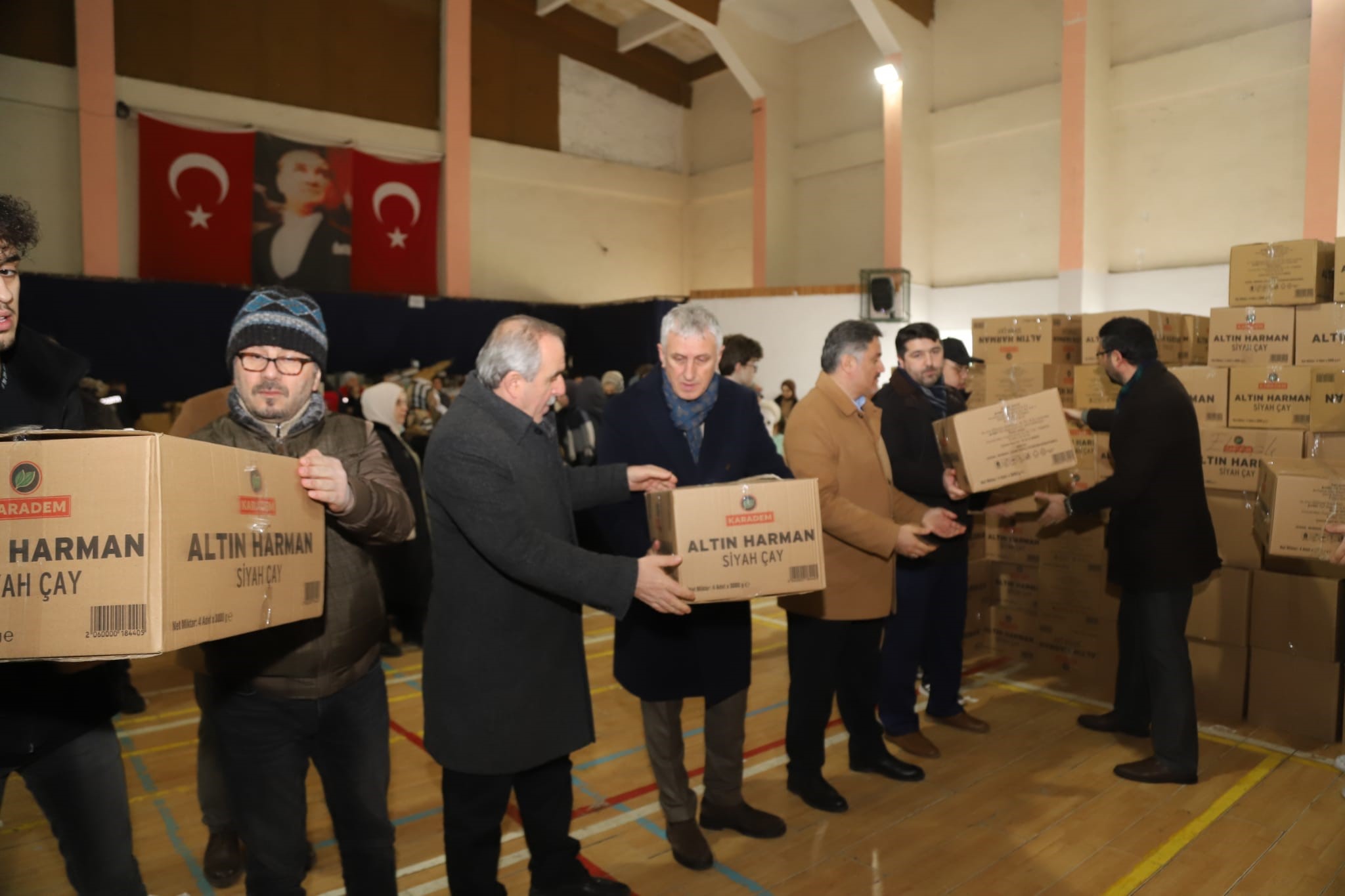 Trabzon'da Başkan Sarıalioğlu 6 aylık maaşını depremzedelere bağışladı
