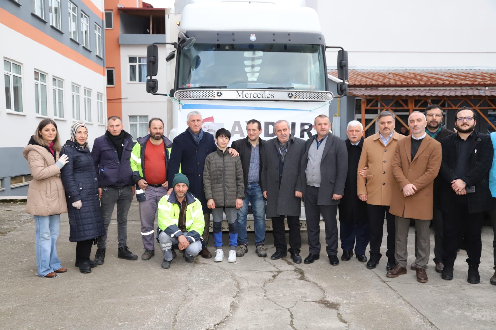 Trabzon'da Başkan Sarıalioğlu 6 aylık maaşını depremzedelere bağışladı