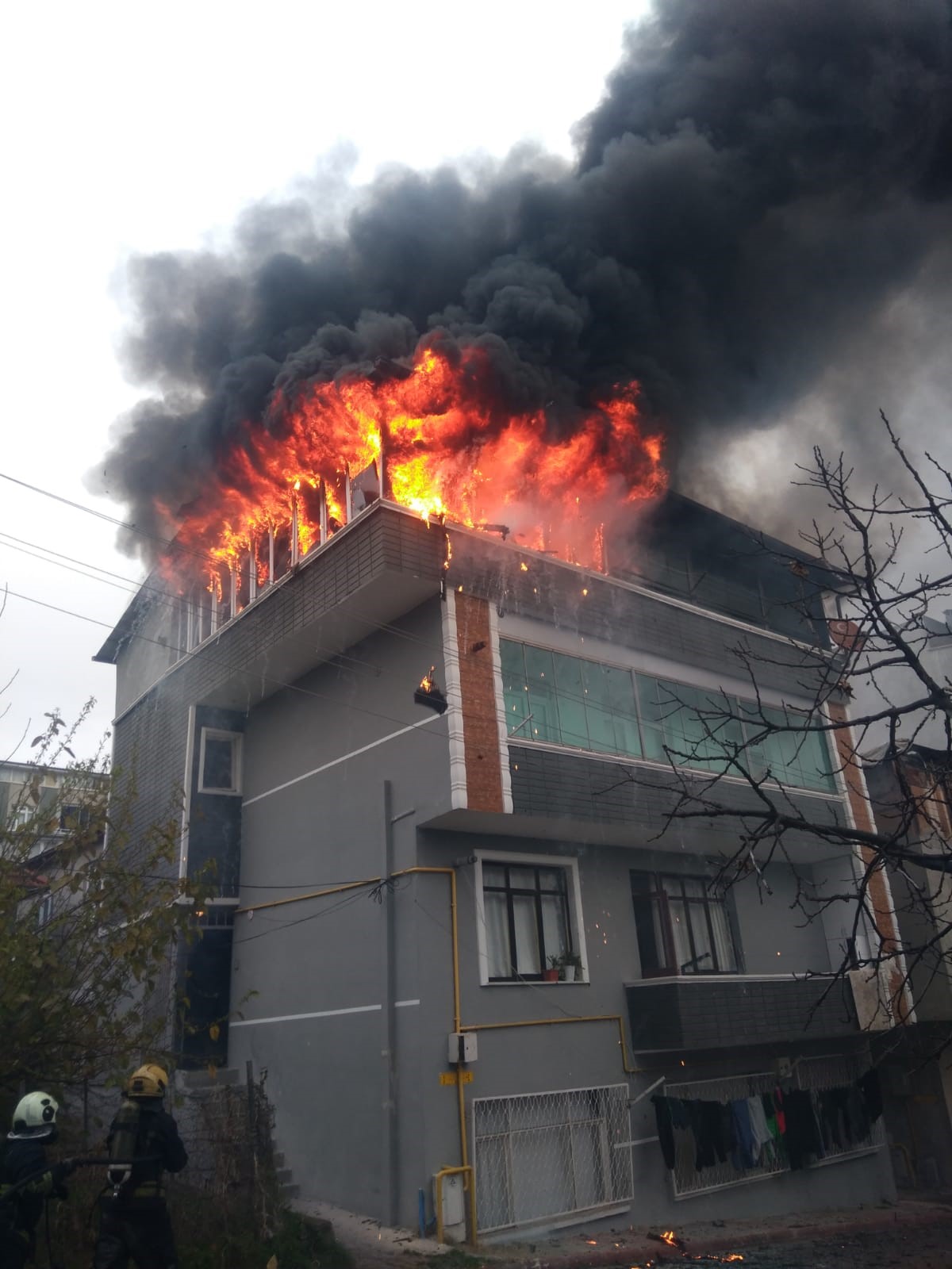 Samsun'da çatı katı alev alev yandı! 