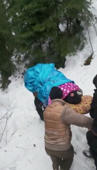 Yolu kapalı köydeki hasta Gürcistan üzerinden Türkiye’ye getirildi