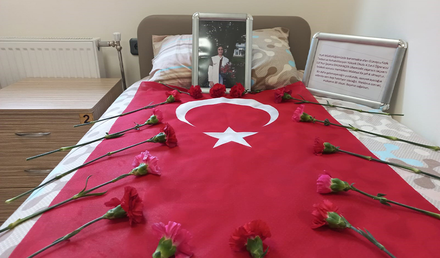 Depremde-hayatını-kaybeden-Elif-Nur'un-Rize'de-kaldığı-yurt-odasındaki-yatağına-çiçek-ve-Türk-bayrağı-bırakıldı1