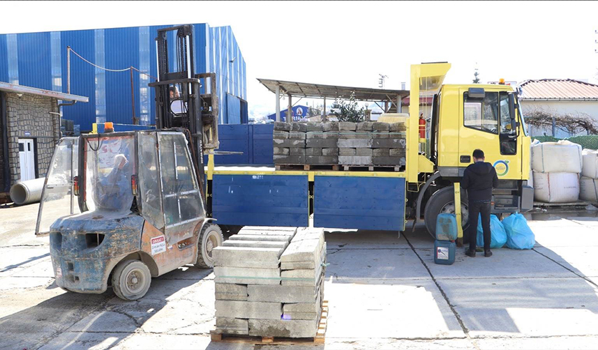 Depremzedeler için yapılan konteyner kentlerin altyapısı Ordu'dan gönderiliyor