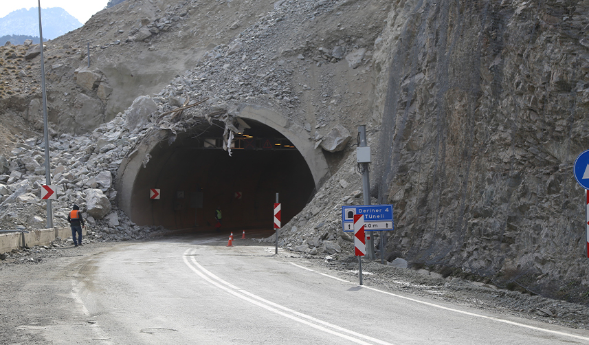 Heyelan-nedeniyle-kapanan-Artvin-Erzurum-karayolu-trafiğe-açıldı