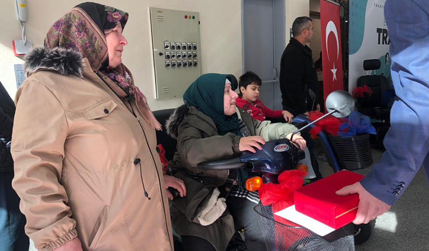 Paris'ten-Trabzon'a-uzanan-yardım-eli!-Akülü-araçlar-törenle-teslim-edildi
