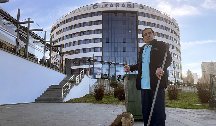 Trabzon'da 17 yıl önce başladığı temizlik mesleğini bıkmadan sürdürüyor
