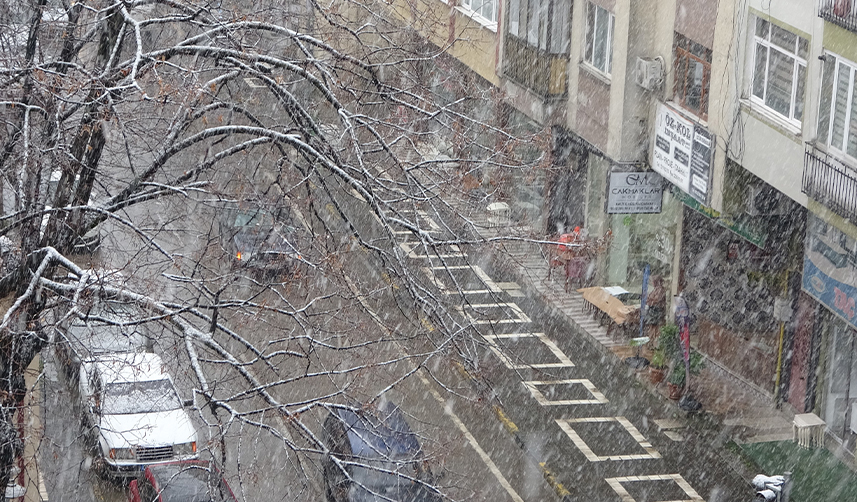 Trabzon'da-kar-yağışı-giderek-etkisini-arttırdı!-128-mahallenin-yolu-ulaşıma-kapandı