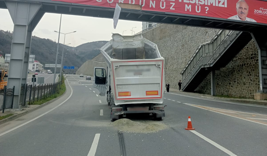 Trabzon'da kaza! Kamyonun damperi üstgeçite çarptı