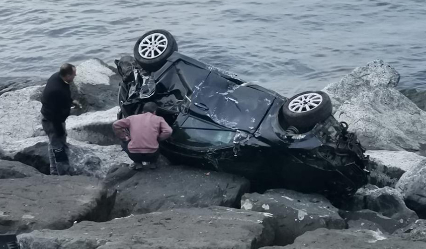 Trabzon'da kaza! Seyir halindeki otomobil deniz kenarına yuvarlandı
