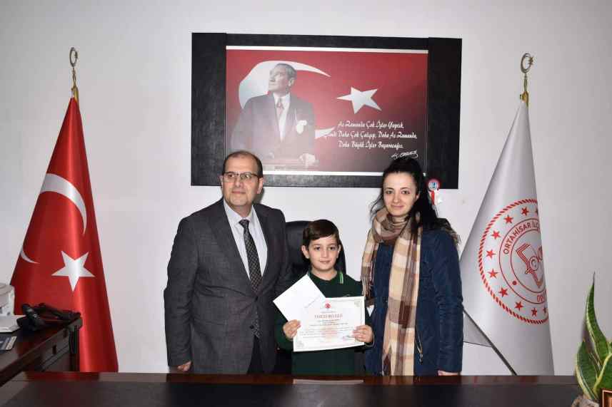 Trabzon’da ödül alan öğrenciden duygulandıran davranış