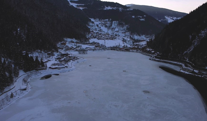 Trabzon'da Uzungöl'ün buz tutmuş hali böyle görüntülendi