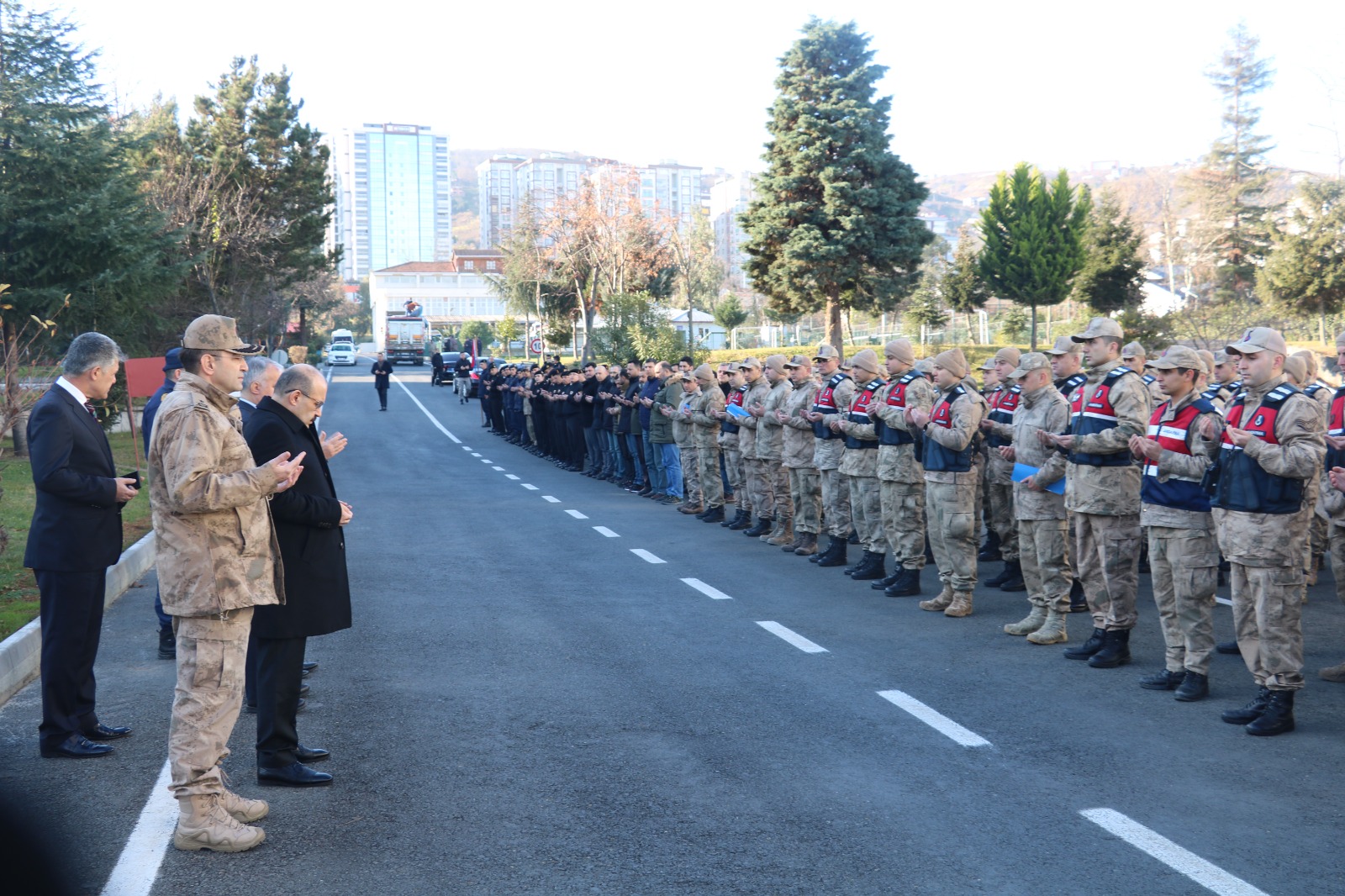 Trabzon’dan 300 kişilik Askeri ekip deprem bölgesine gitti