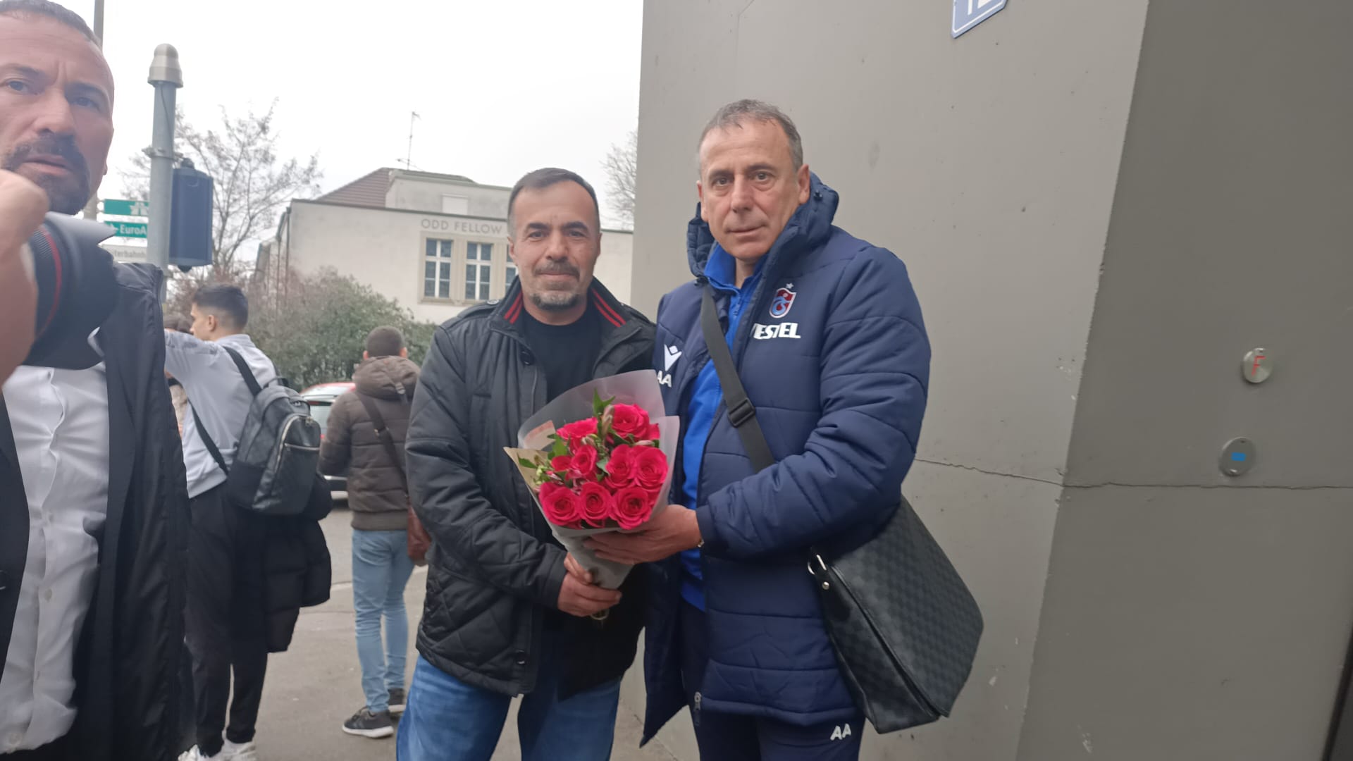 Trabzonspor Basel’de çiçeklerle karşılandı