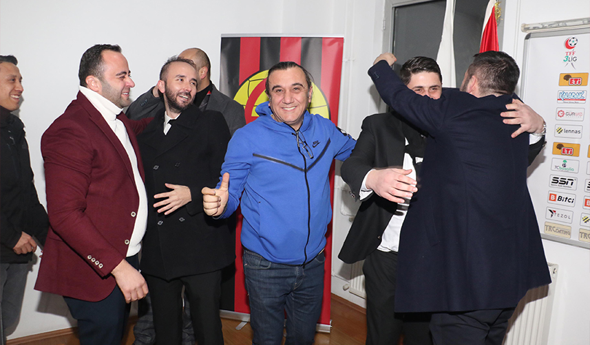 Trabzonspor'a olan borçlarını ödediler meşalelerle kutladılar