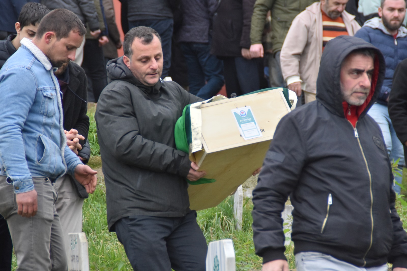 Depremde hayatını kaybeden iki kardeş Trabzon'da yan yana defnedildi! 