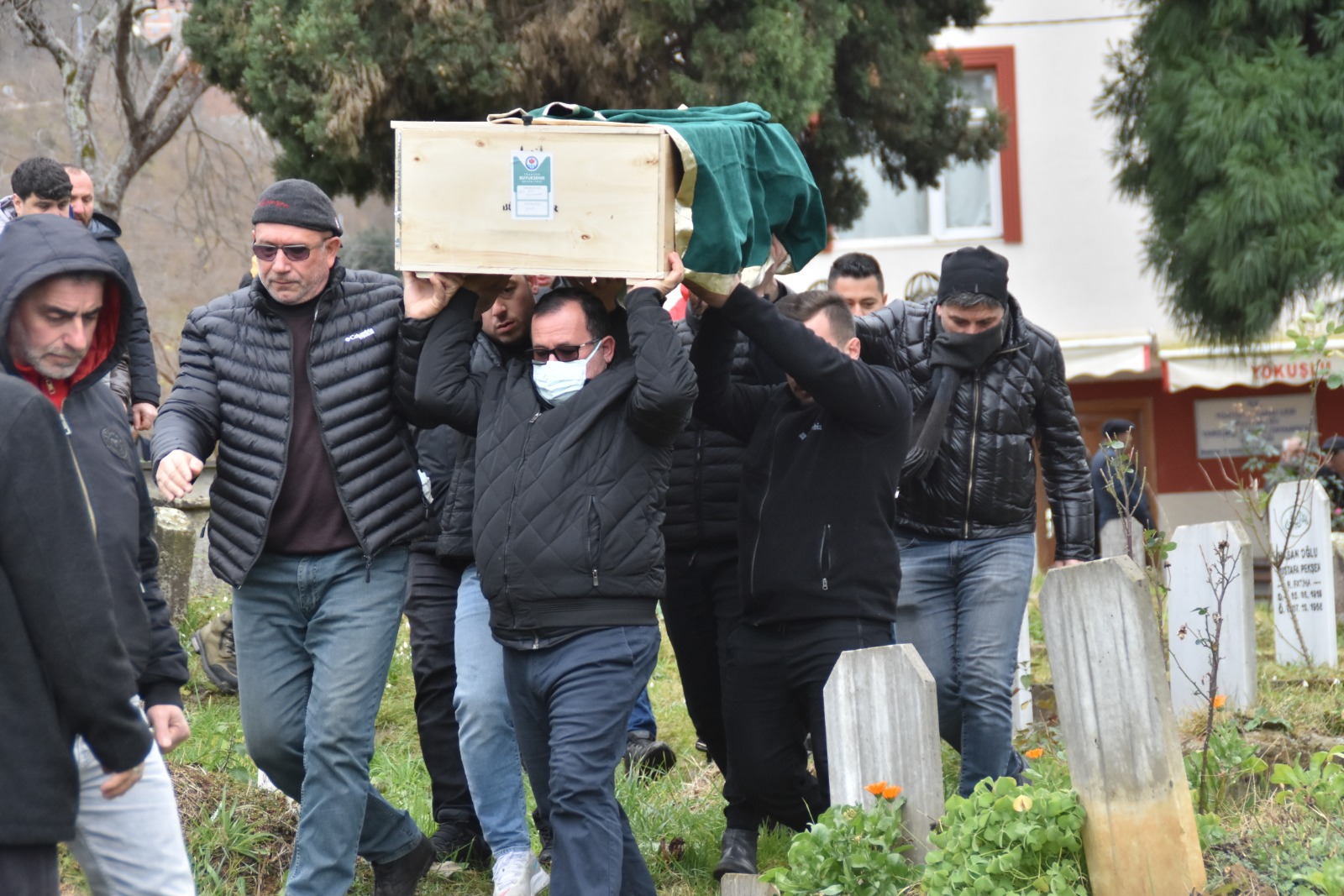 Depremde hayatını kaybeden iki kardeş Trabzon'da yan yana defnedildi! 