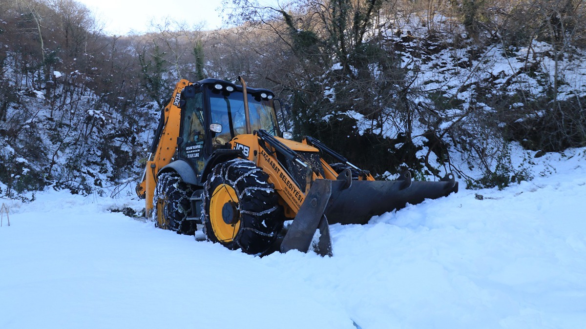 Akçaabat'ta karla mücadele çalışmaları sürüyor