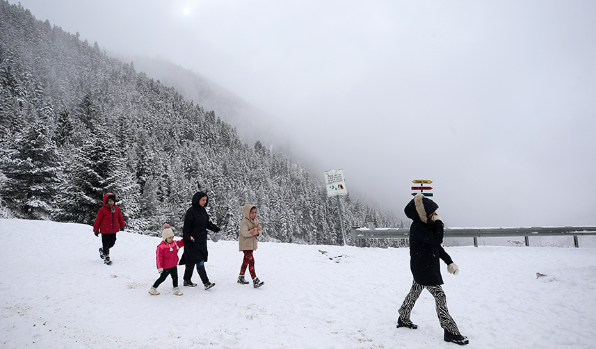 Zigana Dağı'nda kar ve sis etkisini gösterdi