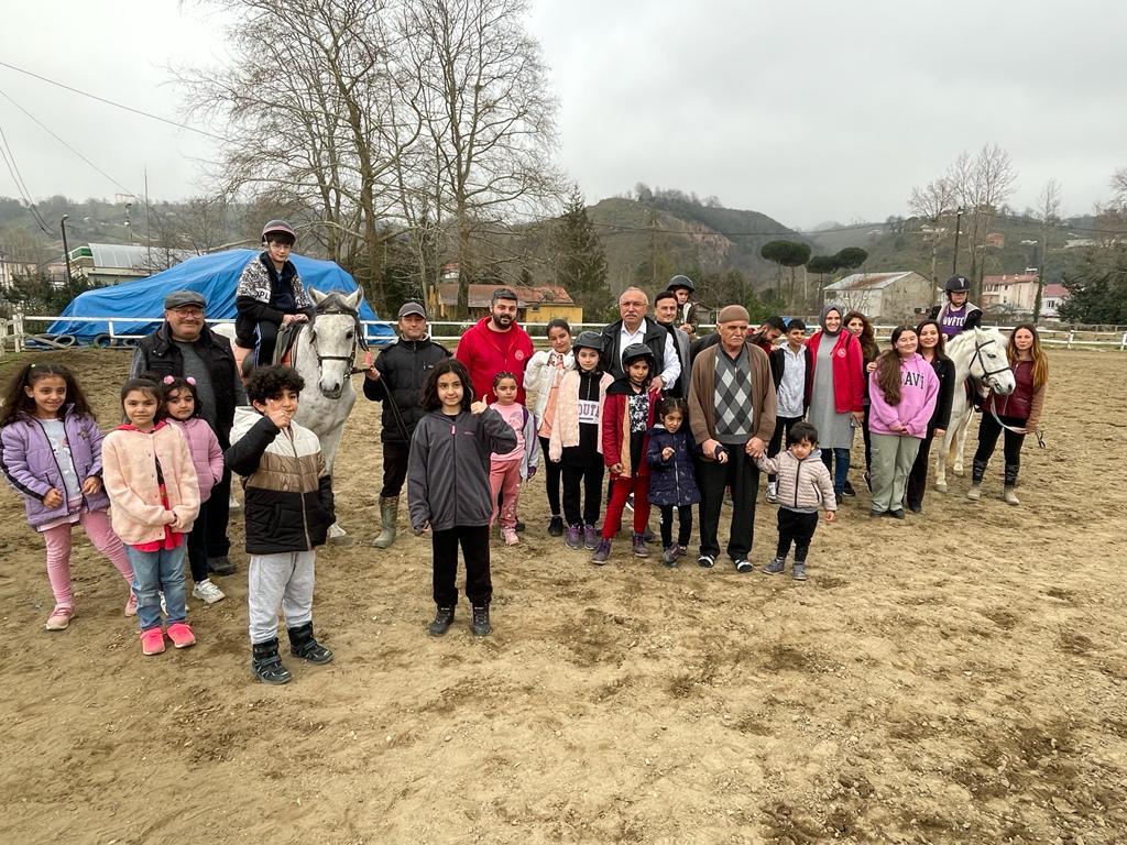 Giresun'da depremzede çocuklara atlarla terapi 