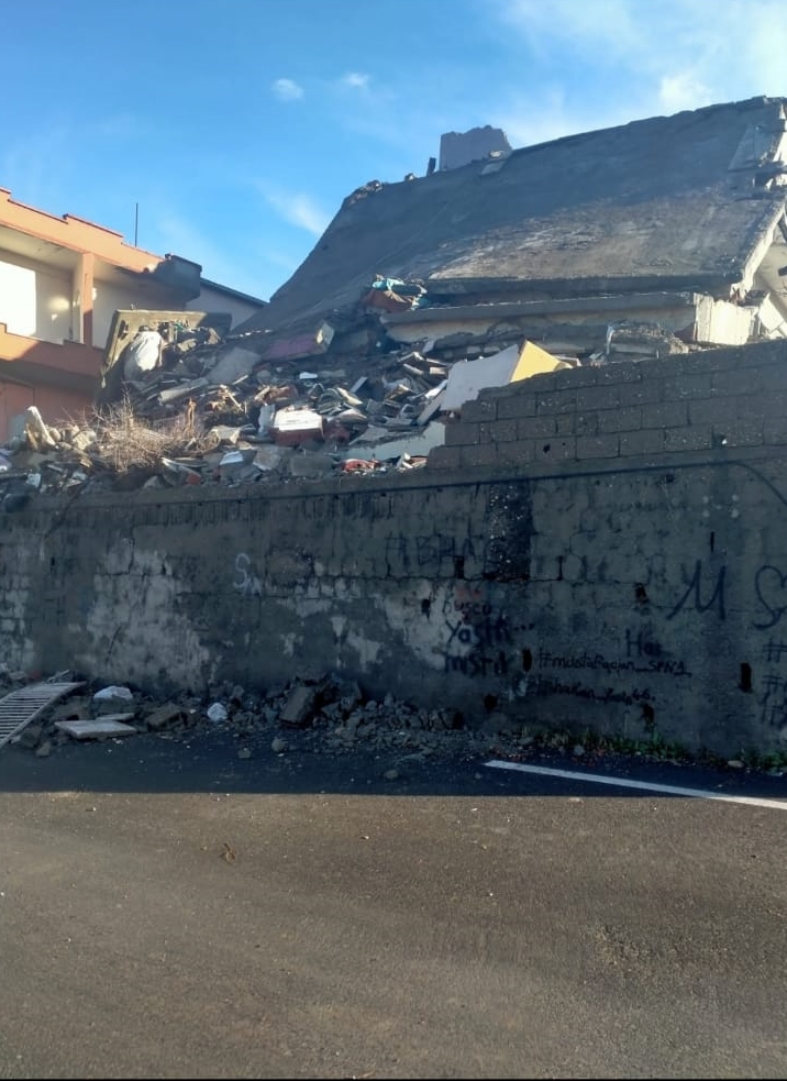 Trabzon'a yerleşen depremzede aile o anları anlattı! Enkazda gördüğü boşluk yaşam çıkışı oldu