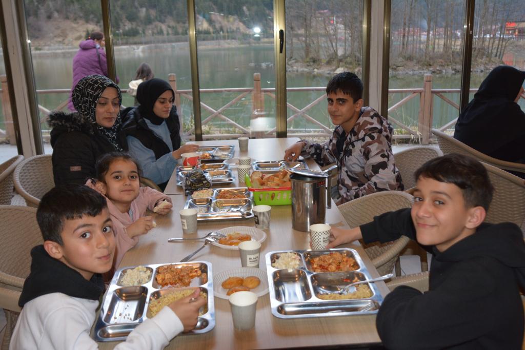 Trabzon'da gönüllüler depremzedeler için yemek pişiriyor