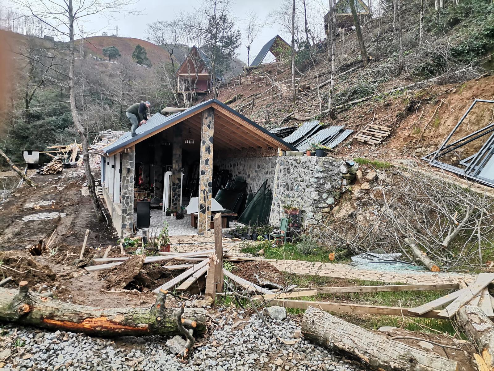 Rize'de inşaatı durdurulan ruhsatsız restoran ile 11 bungalov yıkıldı