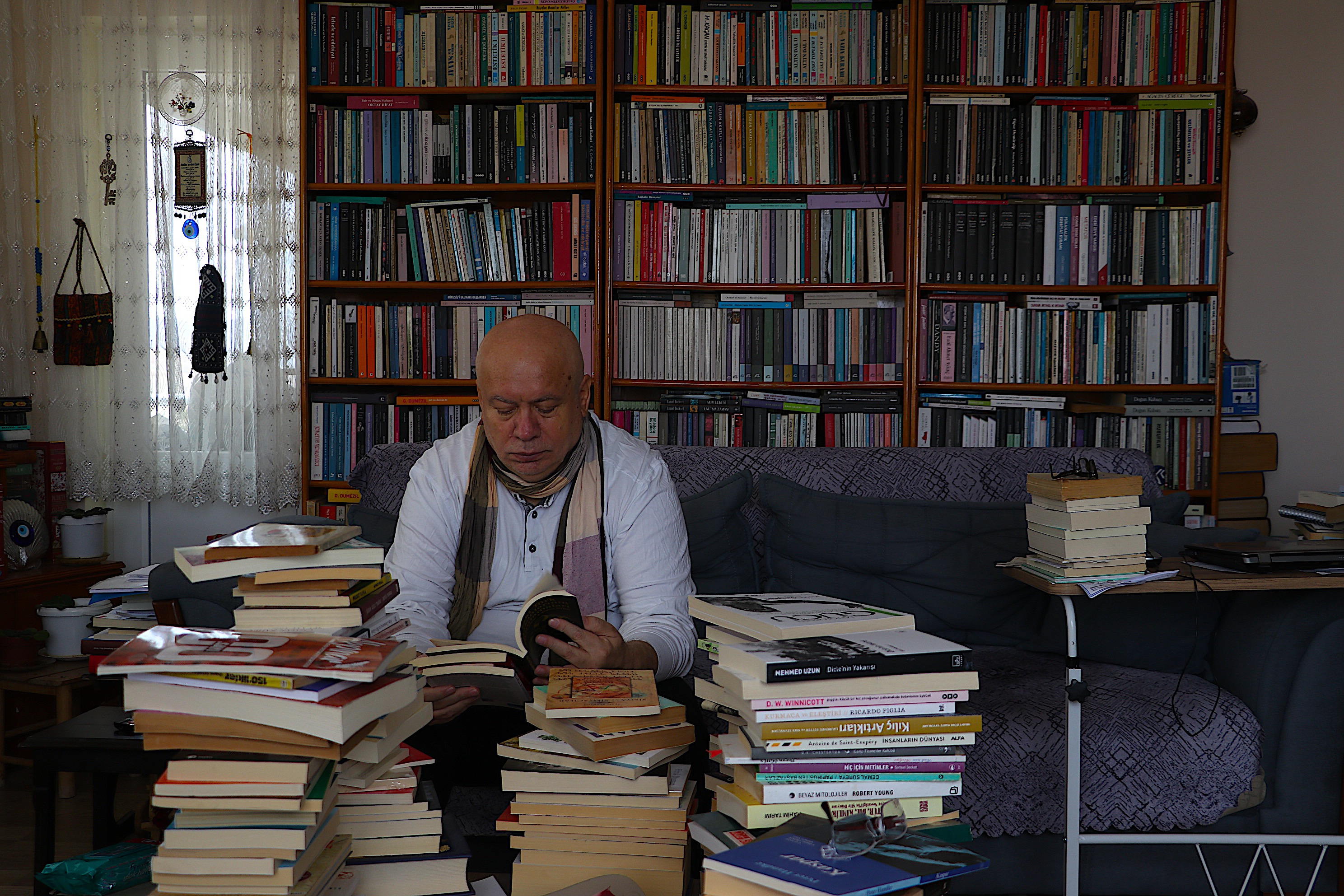 Bayburt'ta akademisyen evindeki binlerce kitapla iç içe yaşıyor