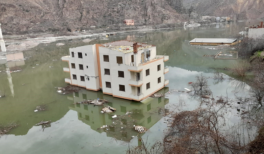 Artvin'de baraj suları boşaltılan binalara girdi