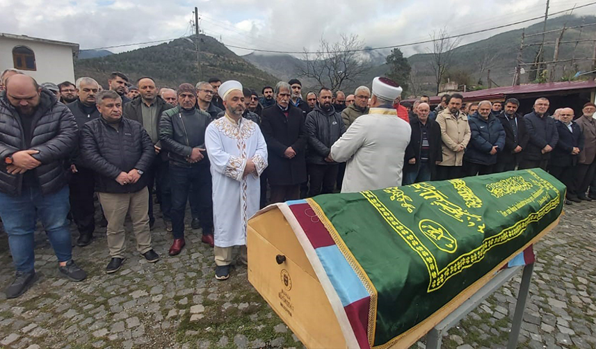 Artvin'de iki kardeş vefat eden fanatik Trabzonsporlu babalarının vasiyetini yerine getirdi