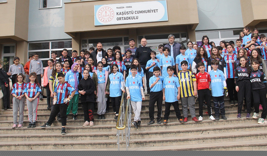 Asbaşkan Ertuğrul Doğan'dan öğrencilere Trabzonspor forması